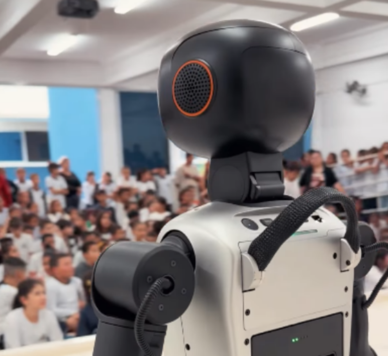 Escolas municipais de Leme ampliam atividades de robótica e apresentam robô humanoide aos alunos