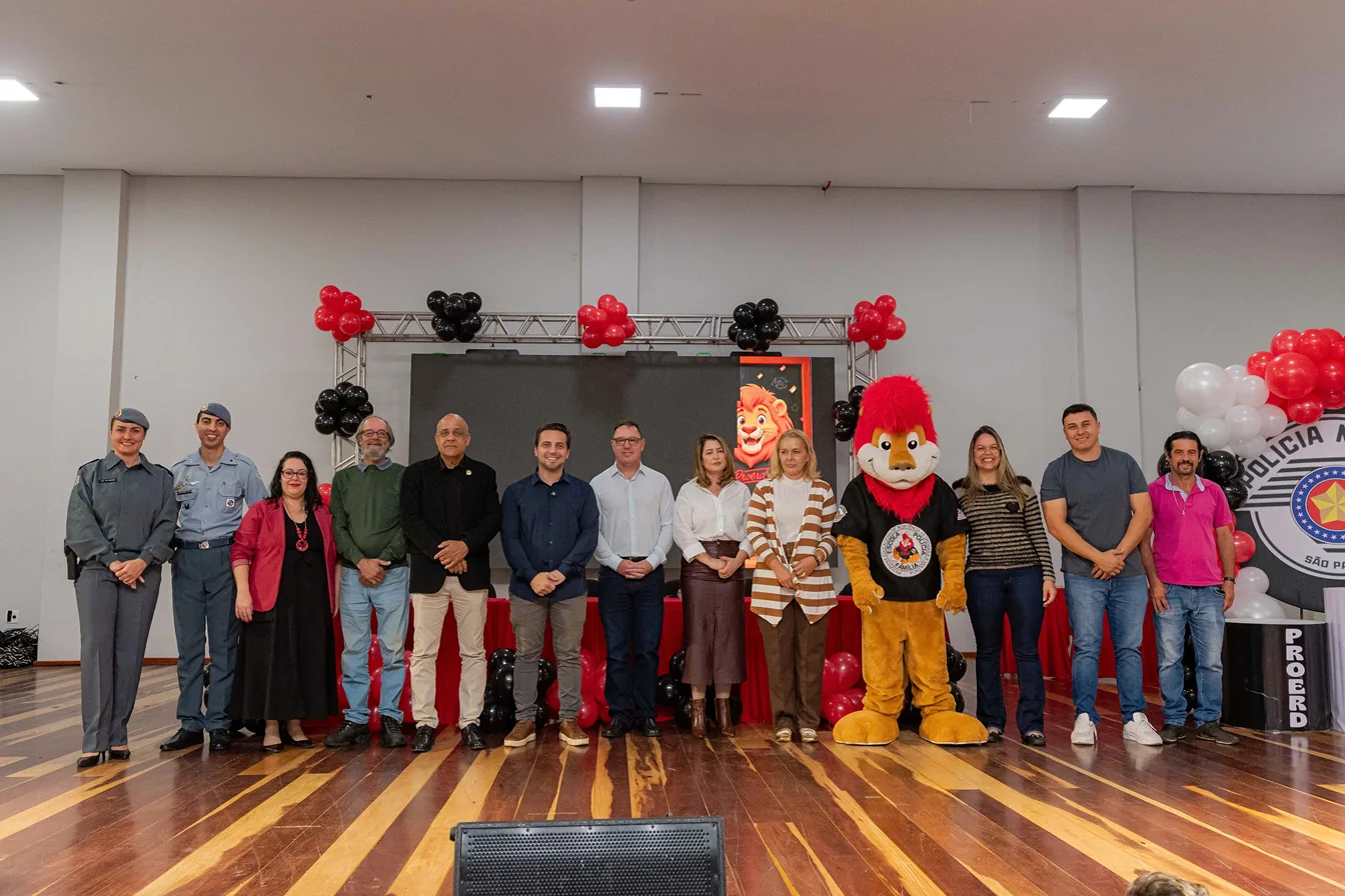 Autoridades, policiais e mascote durante a formatura do PROERD 2026 em Leme